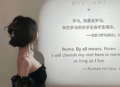 ​有身孕的妻子踩在茶几上跳舞，老公看到后把她抱走：别挡住视线