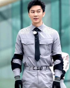 ​李晨工作室辟谣脖子吻痕，称轻伤不下线，小伤已痊愈