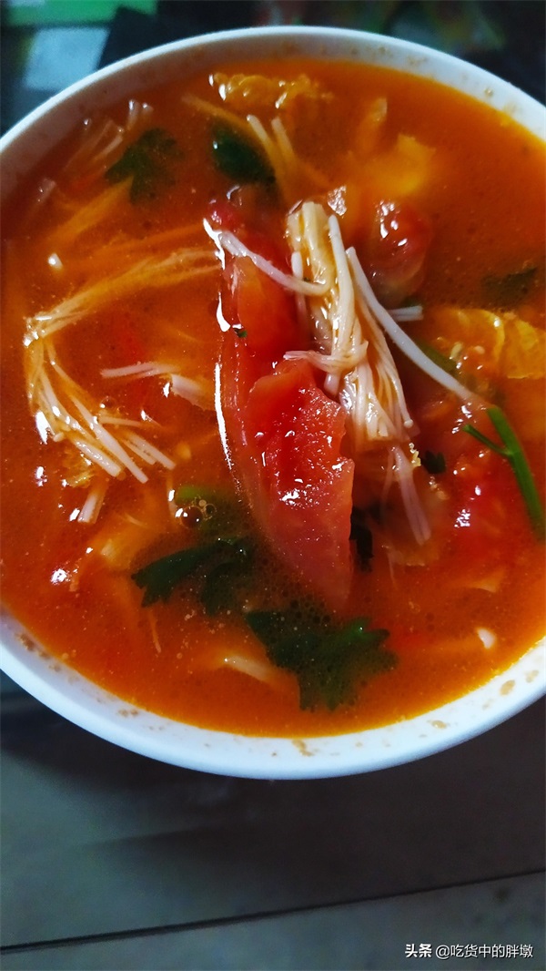 喝过就会爱上，西红柿金针菇白菜汤，营养丰富，酸爽开胃