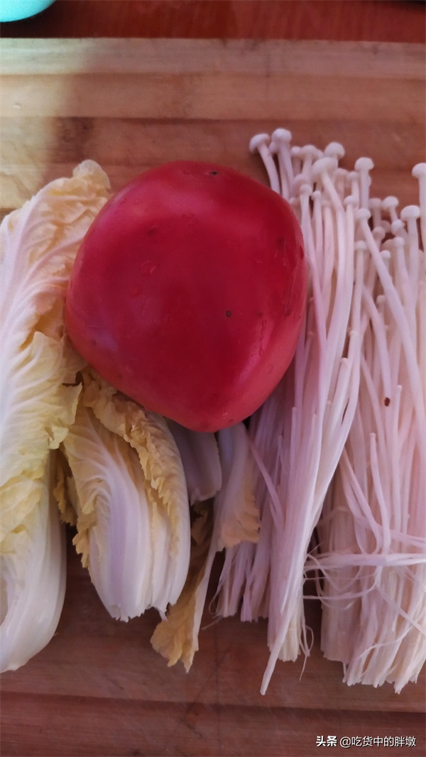 喝过就会爱上，西红柿金针菇白菜汤，营养丰富，酸爽开胃