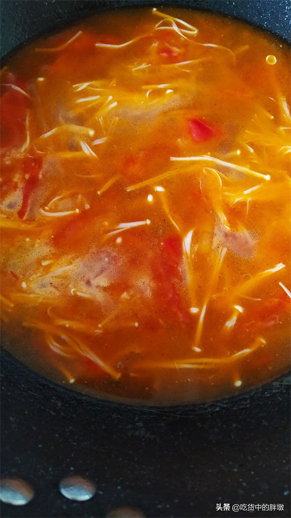 喝过就会爱上，西红柿金针菇白菜汤，营养丰富，酸爽开胃