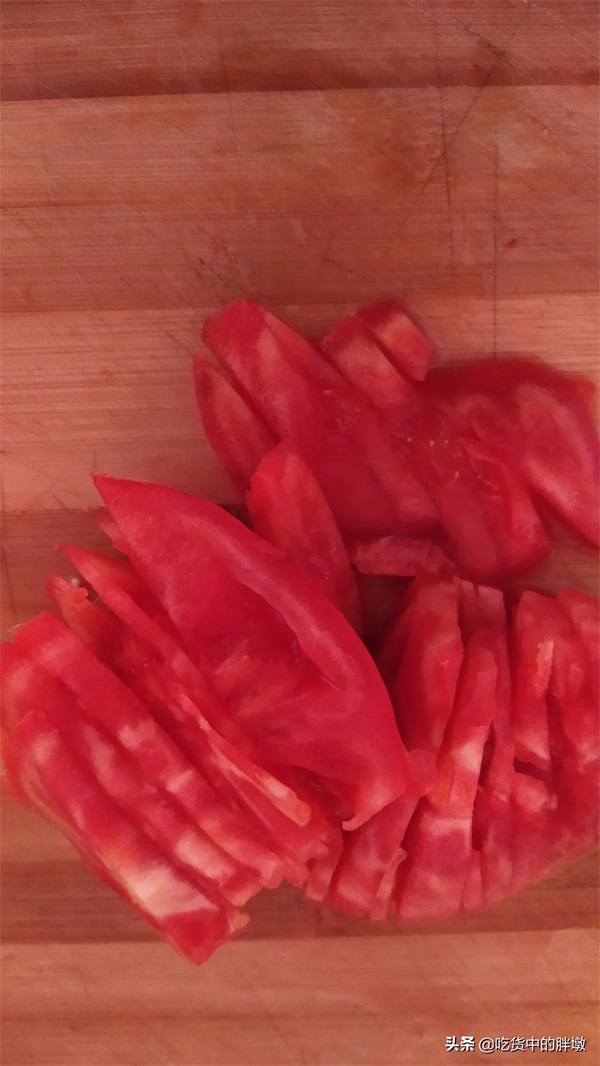 喝过就会爱上，西红柿金针菇白菜汤，营养丰富，酸爽开胃