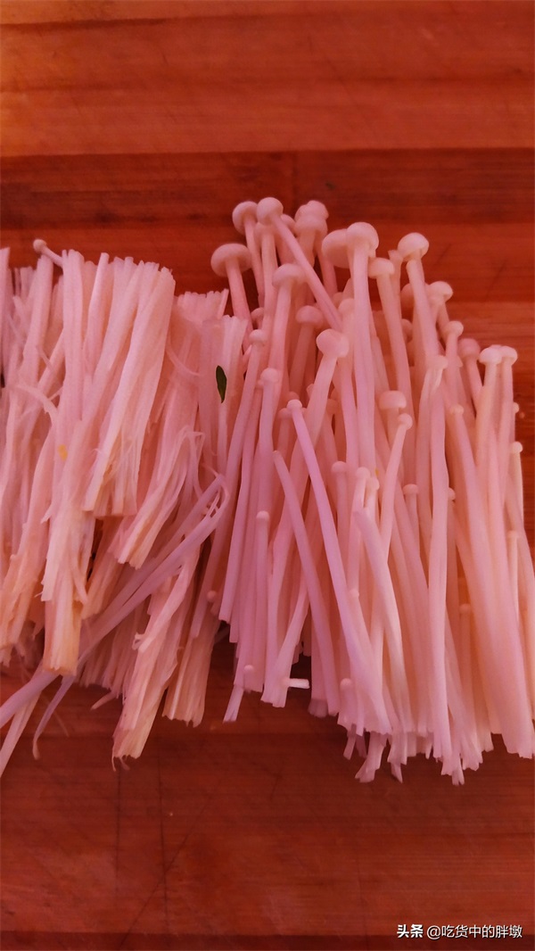 喝过就会爱上，西红柿金针菇白菜汤，营养丰富，酸爽开胃