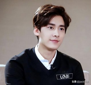 ​李易峰因品行不端人设崩塌，主流媒体纷纷抨击，从此天涯粉转路