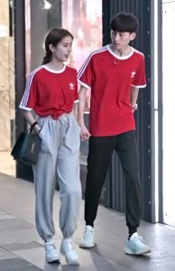 ​最近火了“阿迪达斯”情侣装，一起红红火火上街，称霸整条街