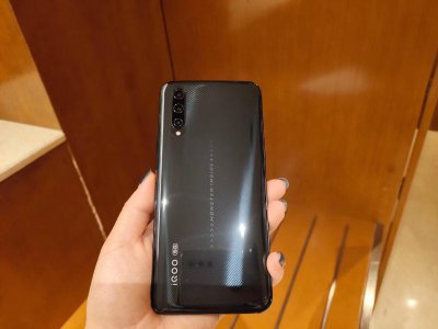 ​最便宜的5G手机发布，4500mAh+44W，网友：华为5G手机再见了