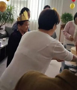 ​杨子母亲热闹过88大寿，前儿媳陶虹贴心帮切蛋糕，黄圣依避嫌缺席