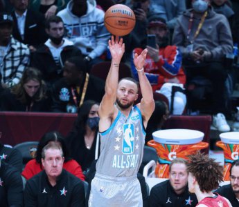 ​13个三分！库里彻底投疯了，打破全明星三分纪录，39分冲击MVP