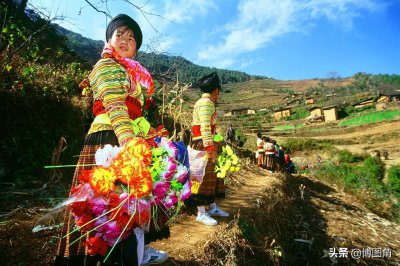 ​亲历原始奇特的傈僳族婚礼：吃饭喝酒都在地上，洞房里只有草垫子