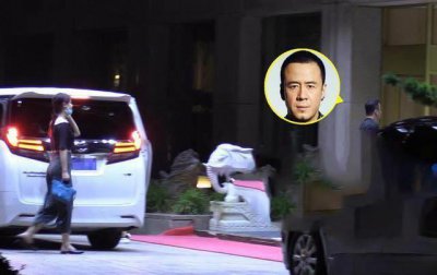 ​1998年，杨坤当了初恋女友分手时留下的项链，扛过了最艰难的时期