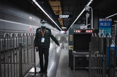 ​作为地铁员工，我来说说地铁安检员这个工作，年轻人最好别干这个