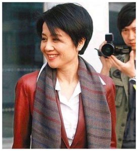 ​赌王四太竟然是中国最大隐形女富豪！名下有两条街和上百套房