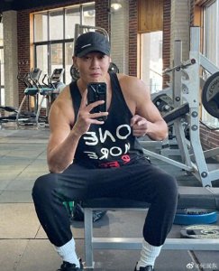 ​48岁何润东近照曝光，肌肉照夸张！这是真猛男….