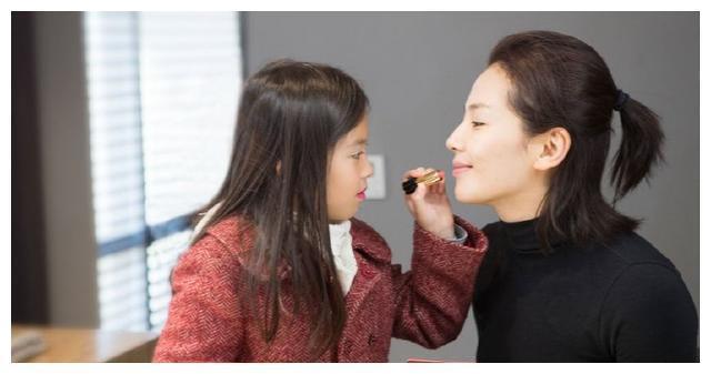 青出于蓝胜于蓝，刘涛女儿照片曝光，模样清秀跟母亲很是相像