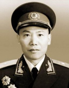 ​他是空军的第七任政委，40岁成为开国少将，亲家与女婿都是将军