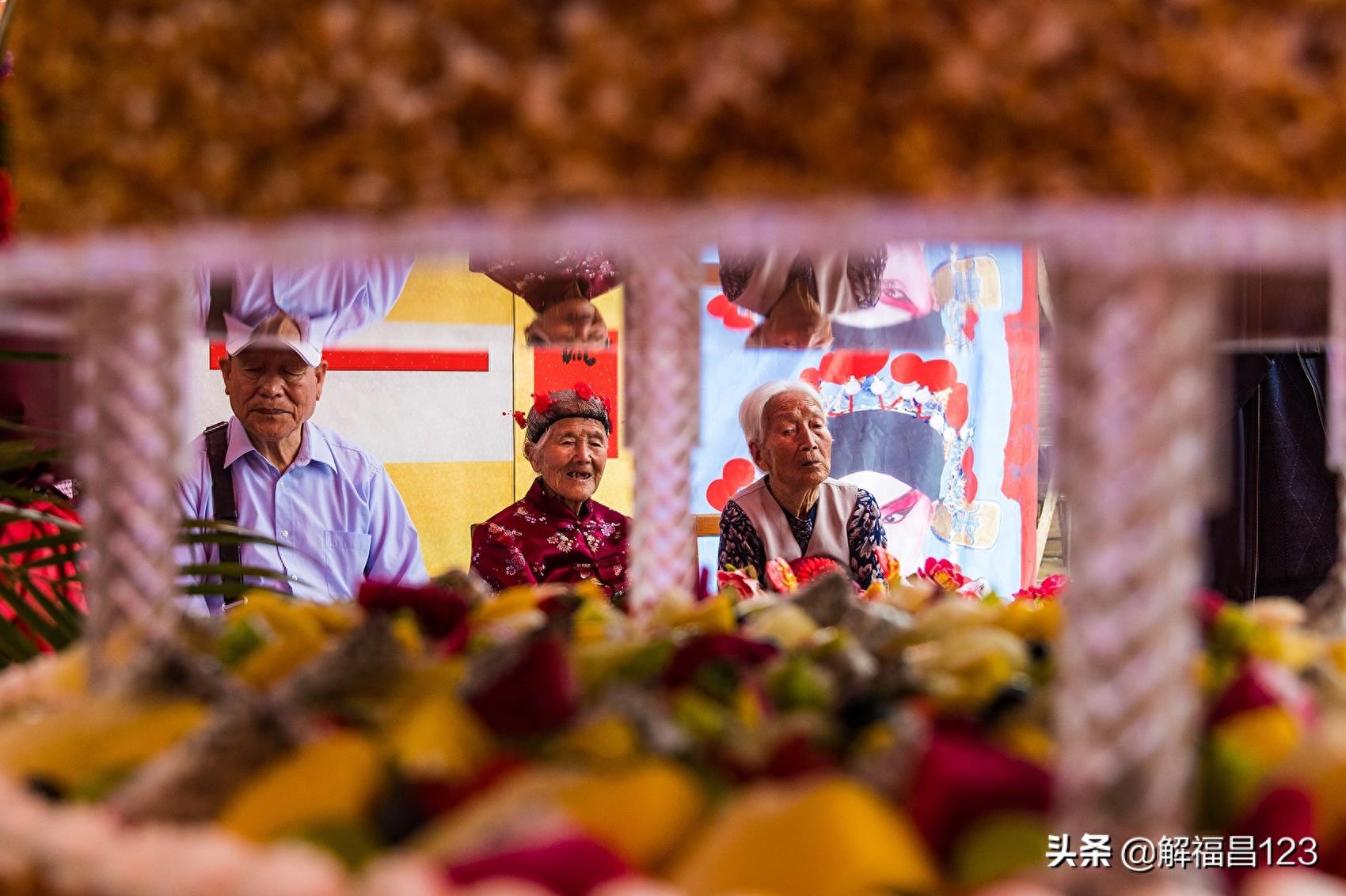 母亲最伟大，这一组母亲图片更能彰显母爱，非常珍贵，看看吧