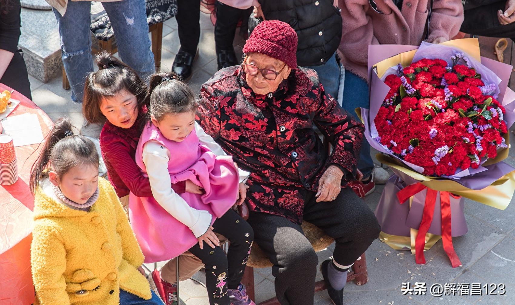 母亲最伟大，这一组母亲图片更能彰显母爱，非常珍贵，看看吧