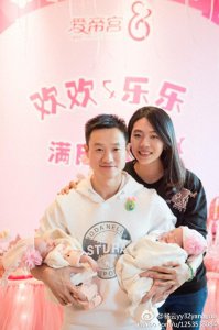 ​恭喜！杨威双胞胎女儿满月！正面照首度曝光，取名欢欢和乐乐