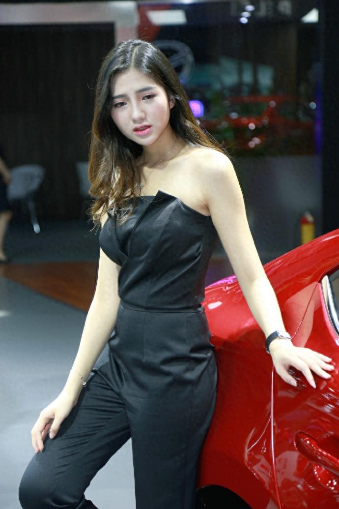 第21届深港澳国际车展车模 不穿裙子不靠肉，裤子也能穿出范
