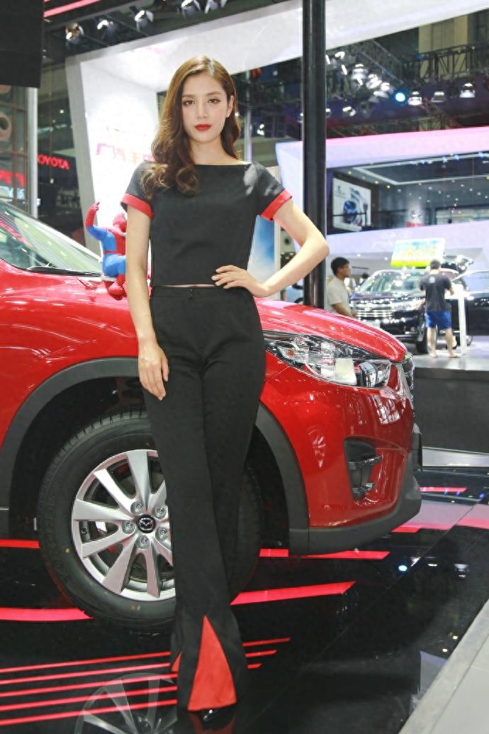 第21届深港澳国际车展车模 不穿裙子不靠肉，裤子也能穿出范