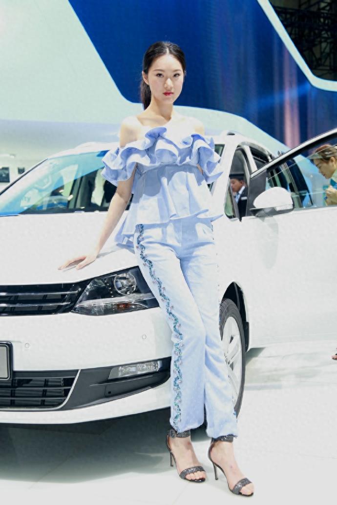 第21届深港澳国际车展车模 不穿裙子不靠肉，裤子也能穿出范