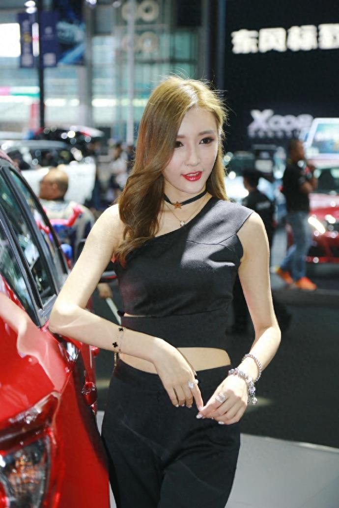 第21届深港澳国际车展车模 不穿裙子不靠肉，裤子也能穿出范
