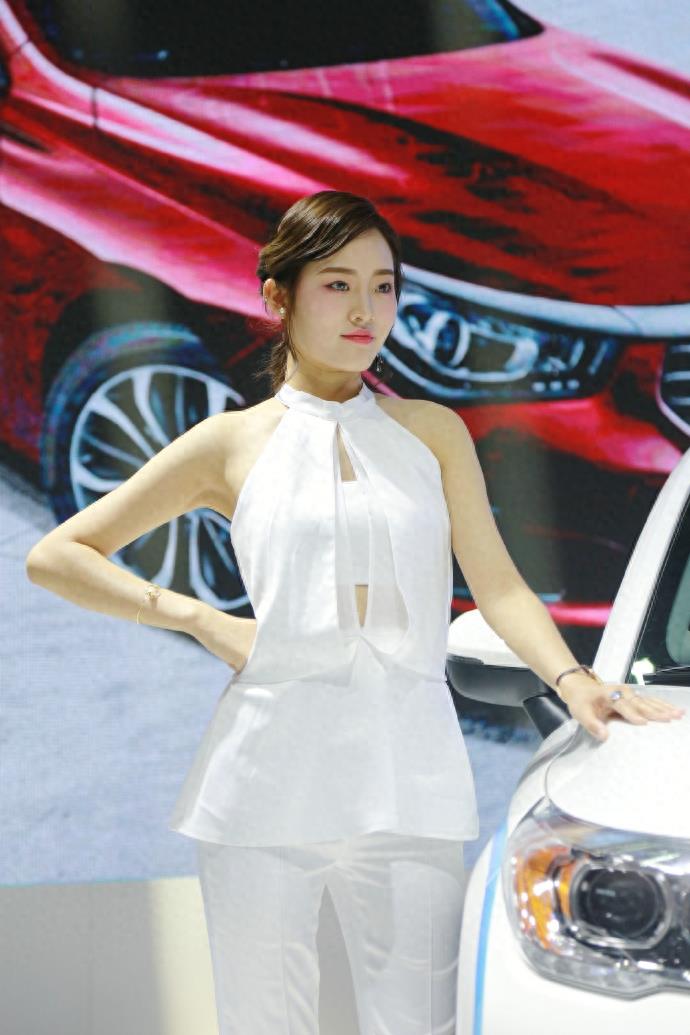 第21届深港澳国际车展车模 不穿裙子不靠肉，裤子也能穿出范