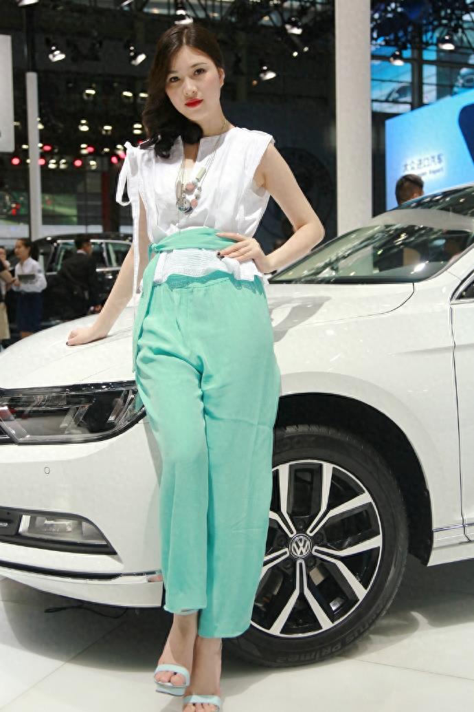 第21届深港澳国际车展车模 不穿裙子不靠肉，裤子也能穿出范