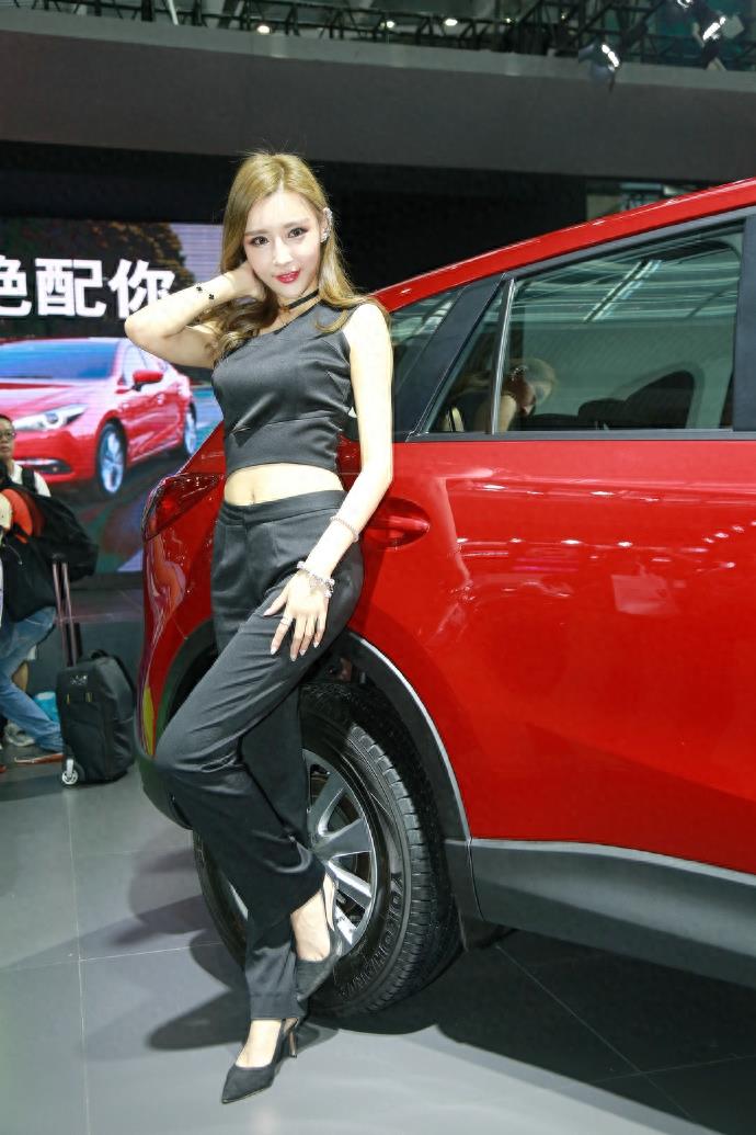 第21届深港澳国际车展车模 不穿裙子不靠肉，裤子也能穿出范
