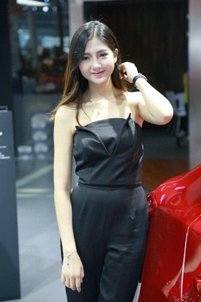 第21届深港澳国际车展车模 不穿裙子不靠肉，裤子也能穿出范