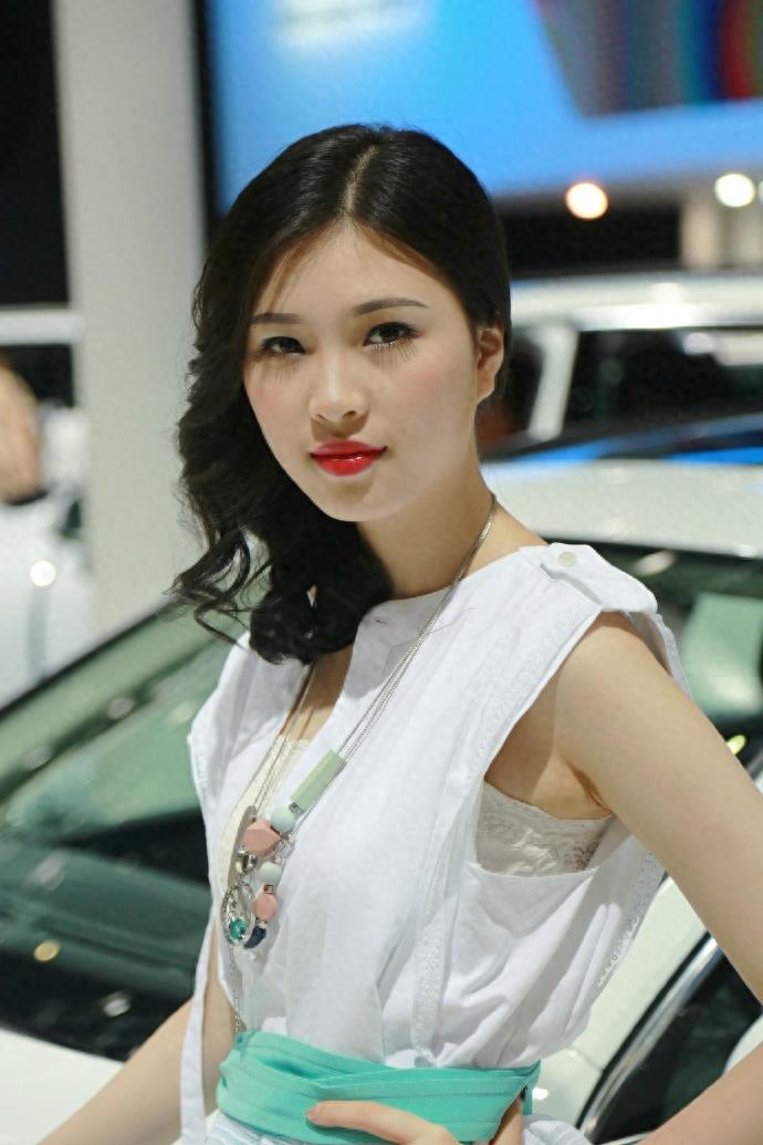 第21届深港澳国际车展车模 不穿裙子不靠肉，裤子也能穿出范