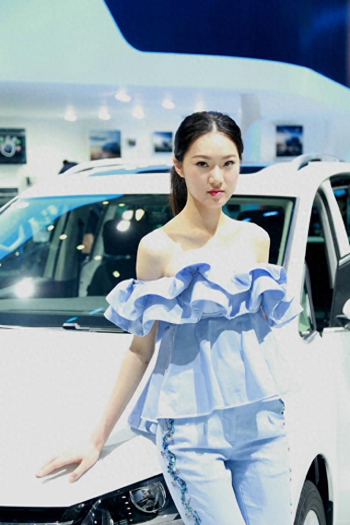 第21届深港澳国际车展车模 不穿裙子不靠肉，裤子也能穿出范