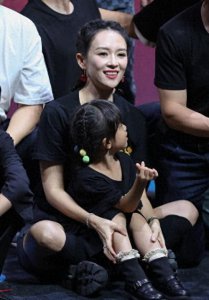 ​汪峰女儿小苹果现身，继承音乐基因展独特风格