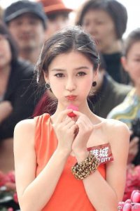 ​一女子想整容成“眼如angelababy 鼻如热巴”，结果大跌眼镜