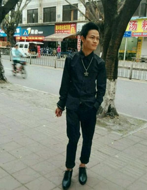 他是“杀马特”创始人，如今头发越来越短 过上了正常的生活