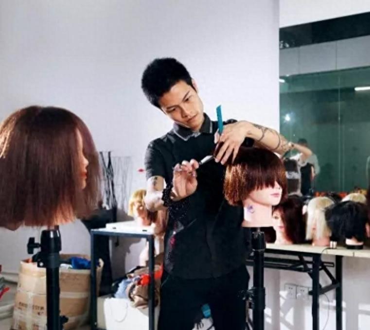 他是“杀马特”创始人，如今头发越来越短 过上了正常的生活