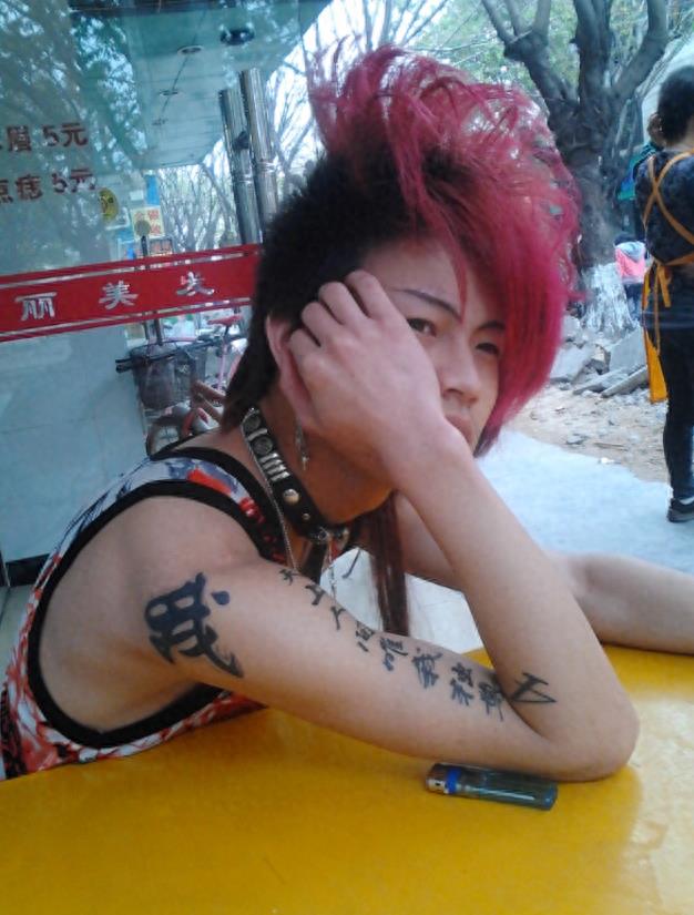 他是“杀马特”创始人，如今头发越来越短 过上了正常的生活