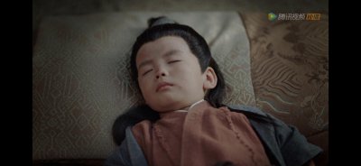 ​锦心似玉，一个细节暗示孩子的身世，难怪侯爷领回来各房争抢抚养