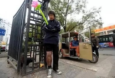 ​北大才子炒期货亏掉几百万，被迫街头乞讨为生，母亲卖房为他还债