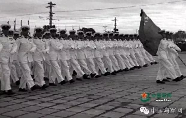 中国人民海军70年穿过八套海军服，从陆军黄到经典的50式、65式