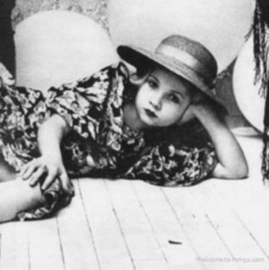 ​伊娃爱洛尼斯科：11岁登《花花公子》封面，被母亲当作赚钱机器