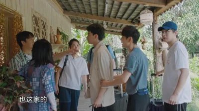 ​胡先煦当众对张子枫做出“亲密举动”，张子枫的反应让人意外