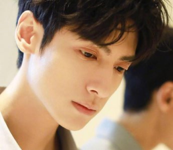 ​罗云熙《月上重火》开机，横店官博剧透被剧组抓包，回复亮了