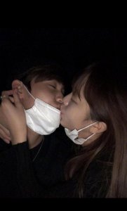 ​《PD》出身男女爱豆被爆恋情！！高清接吻亲密照曝光！！