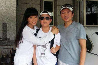 ​58岁狄莺疑遇婚姻危机！直播呛声丈夫绯闻对象：休想抢走我老公