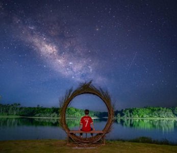 ​足球巨星梅西C罗谁更强？网友热议不断！