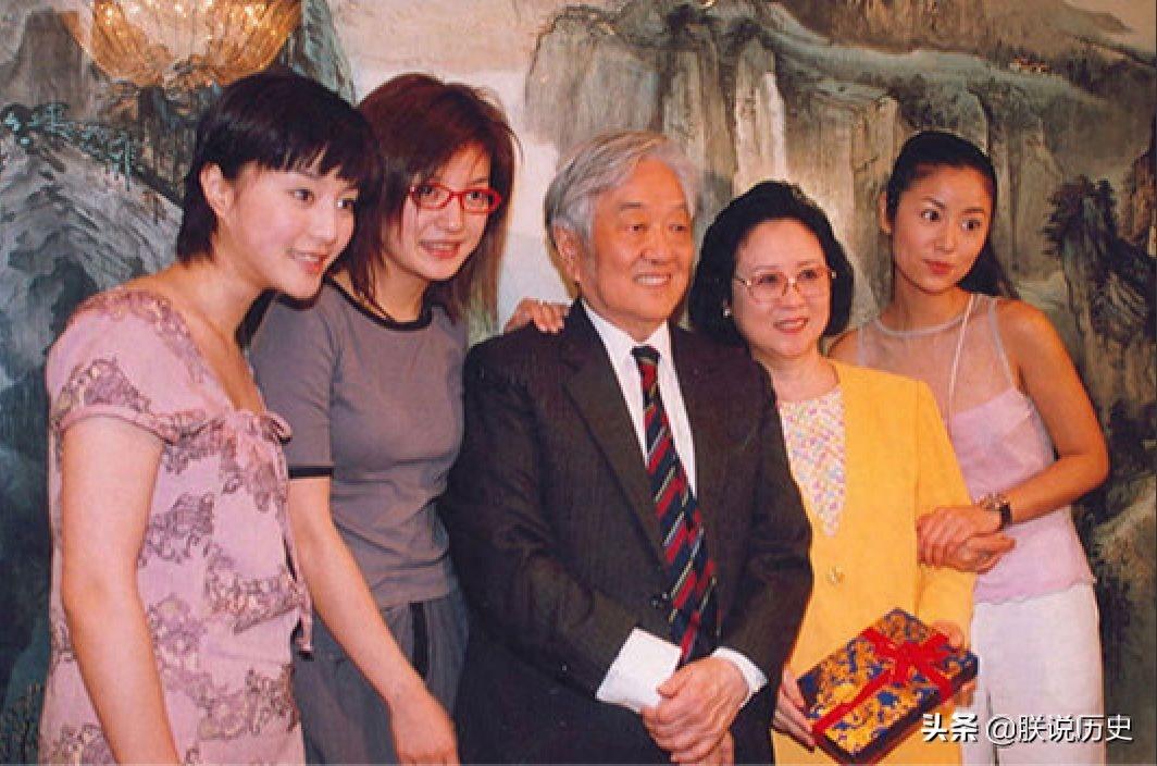 那些年的琼瑶，罕见生活老照片，培养出了一代又一代的“瑶女郎”