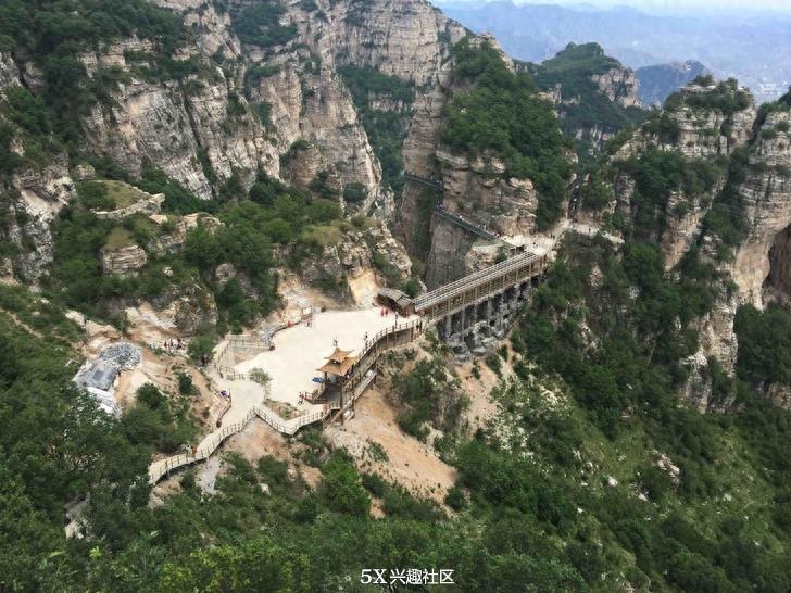 游河北白石山国内最长海拔最高的玻璃栈道