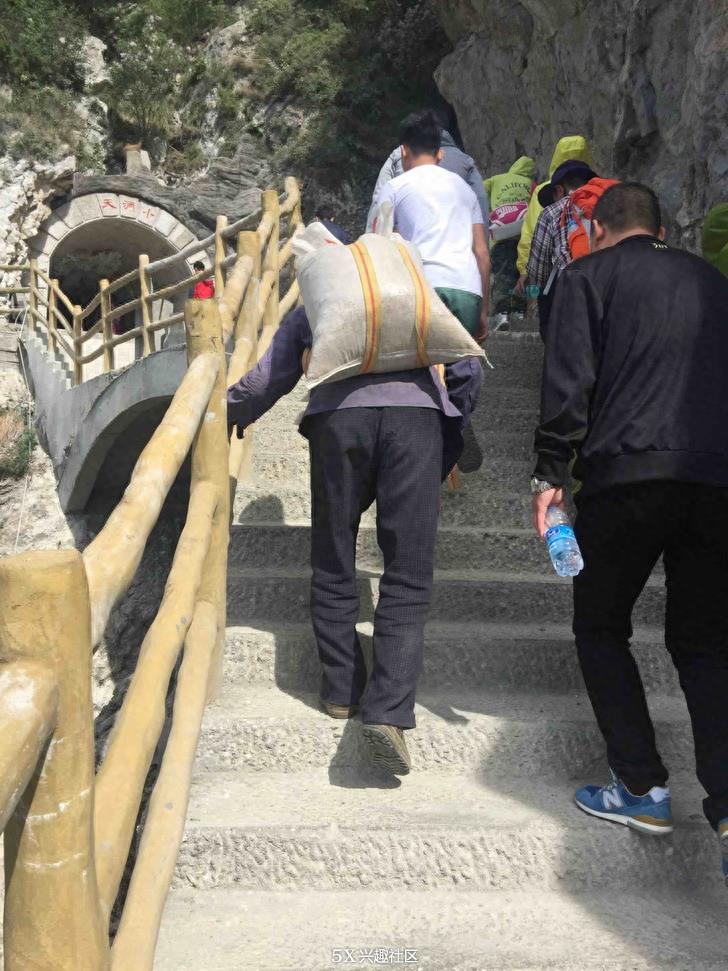 游河北白石山国内最长海拔最高的玻璃栈道