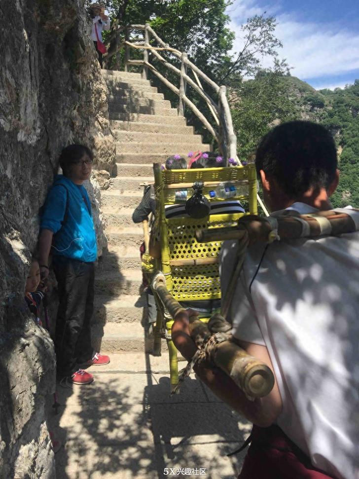 游河北白石山国内最长海拔最高的玻璃栈道